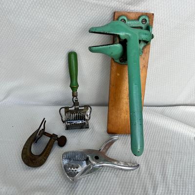 Lot 262 Green handle kitchen items