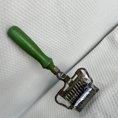 Lot 262 Green handle kitchen items