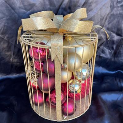 Lot 283 Present of Ornaments