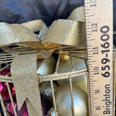 Lot 283 Present of Ornaments