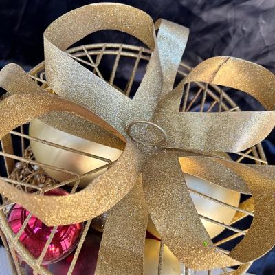 Lot 283 Present of Ornaments