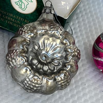 Lot 293 Tree topper & ornaments