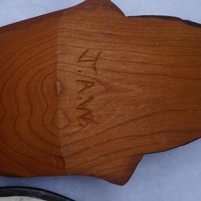 NATIVE AMERICAN WISCONSIN DELLS SOUVENIR ITEMS FROM THE 1950'S PLASTER ROUND PLAQUE AND WOOD CARVED