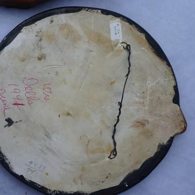 NATIVE AMERICAN WISCONSIN DELLS SOUVENIR ITEMS FROM THE 1950'S PLASTER ROUND PLAQUE AND WOOD CARVED