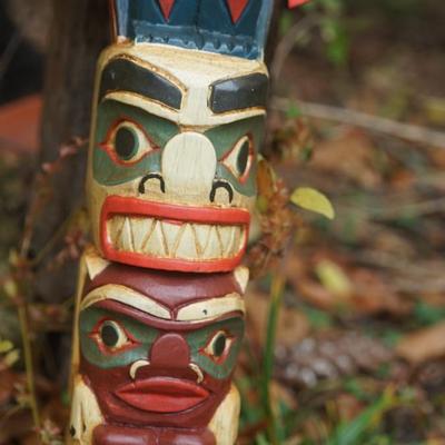 EXCELLENTWELL CRAFTED TOTEM POLE OF 12" SIGNED LAMBERT