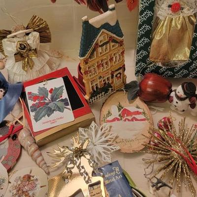 Red feather wreath, misc Holiday