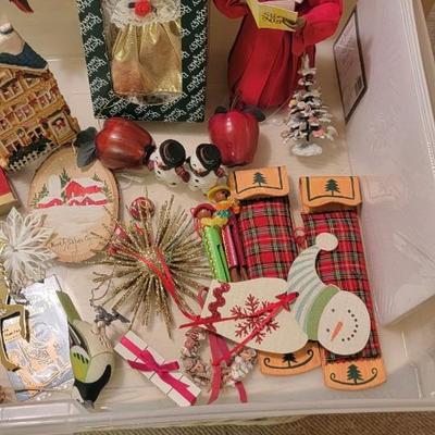 Red feather wreath, misc Holiday