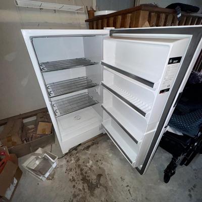 488 GE Manual Defrost Upright Freezer Model: CA 13SMB RWH