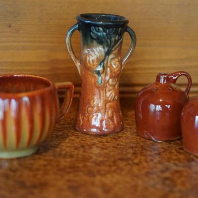 PITTSVILLE POTTERY GROUPING OF JUG SALT AND PEPPERS, CREAMER AND HANDLED VASE 4"