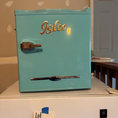 489 Blue Igloo Retro Mini Fridge w/Freezer Model: FR176