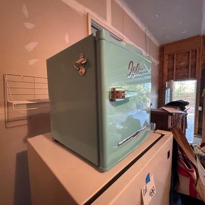 489 Blue Igloo Retro Mini Fridge w/Freezer Model: FR176