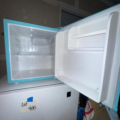 489 Blue Igloo Retro Mini Fridge w/Freezer Model: FR176