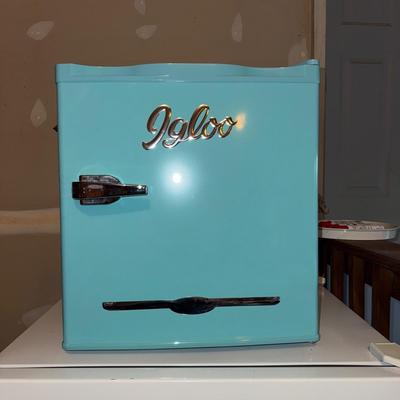 489 Blue Igloo Retro Mini Fridge w/Freezer Model: FR176