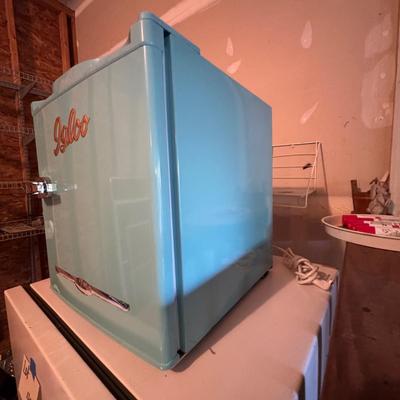 489 Blue Igloo Retro Mini Fridge w/Freezer Model: FR176