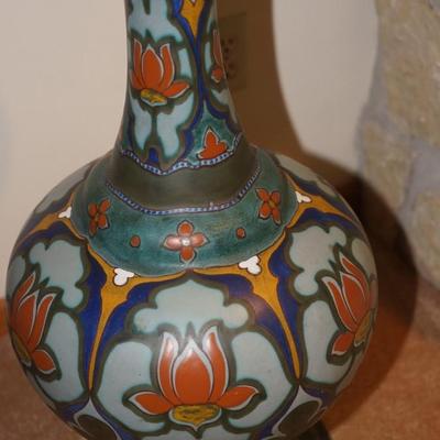GOUDA POTTERY LARGE FLOOR VASE OF 33" IN HEIGHT.