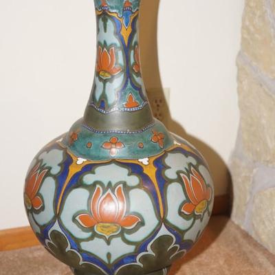 GOUDA POTTERY LARGE FLOOR VASE OF 33" IN HEIGHT.