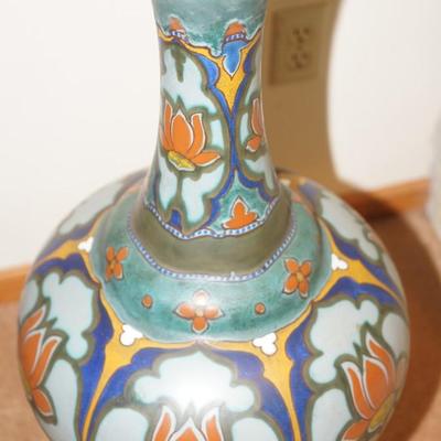 GOUDA POTTERY LARGE FLOOR VASE OF 33" IN HEIGHT.