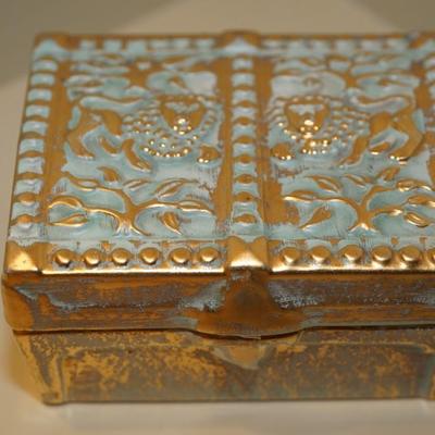 WONDERFUL STANGL POTTERY 1950'S CERAMIC BOX BLUE WITH OVERLAY OF GOLD EMBOSSED W/ STANDING LIONS