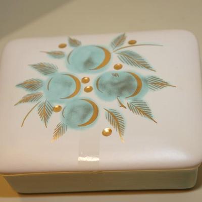MCM STANGL POTTERY BOX "FROSTED FRUIT" PATTERN. PRETTY BLUE /GOLD ACCENT ON IVORY CERAMIC