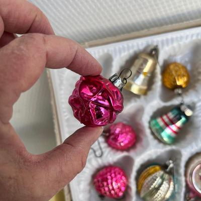 Lot 304 Vintage ornaments #9