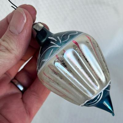 Lot 320 Vintage ornaments #25