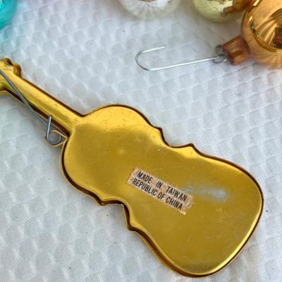 Lot 327 Vintage ornaments #27