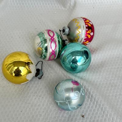 Lot 332 Vintage ornaments #32
