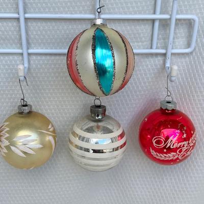 Lot 333 Vintage ornaments #33