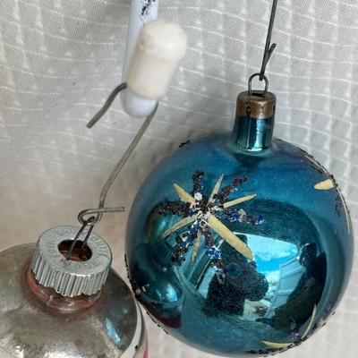 Lot 335 Vintage ornaments #35
