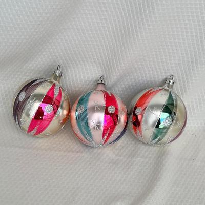 Lot 336 Vintage ornaments #36