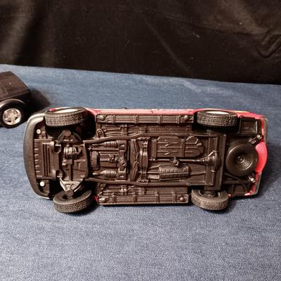 CHRYSLER HOWLER CONCEPT & 2000 FORD EXPEDITION XLT DIE-CAST MODEL CARS