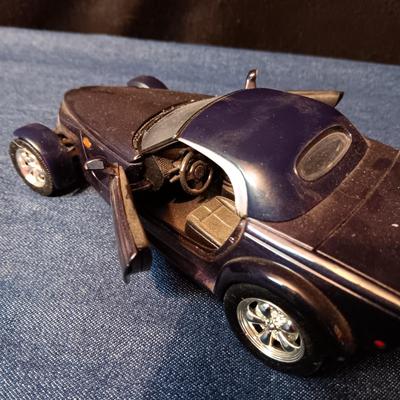 CHRYSLER HOWLER CONCEPT & 2000 FORD EXPEDITION XLT DIE-CAST MODEL CARS