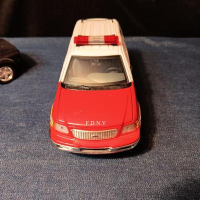 CHRYSLER HOWLER CONCEPT & 2000 FORD EXPEDITION XLT DIE-CAST MODEL CARS