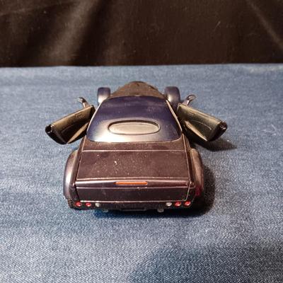 CHRYSLER HOWLER CONCEPT & 2000 FORD EXPEDITION XLT DIE-CAST MODEL CARS