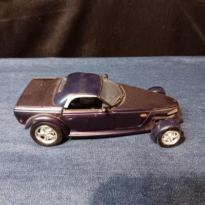 CHRYSLER HOWLER CONCEPT & 2000 FORD EXPEDITION XLT DIE-CAST MODEL CARS