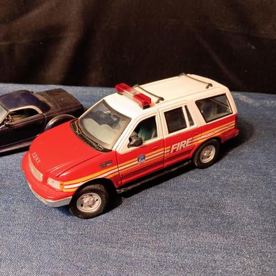 CHRYSLER HOWLER CONCEPT & 2000 FORD EXPEDITION XLT DIE-CAST MODEL CARS