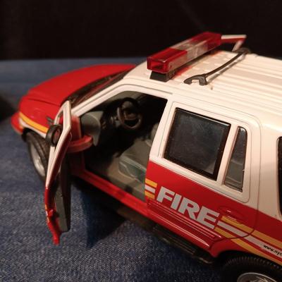CHRYSLER HOWLER CONCEPT & 2000 FORD EXPEDITION XLT DIE-CAST MODEL CARS