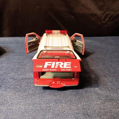 CHRYSLER HOWLER CONCEPT & 2000 FORD EXPEDITION XLT DIE-CAST MODEL CARS