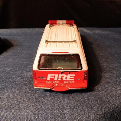CHRYSLER HOWLER CONCEPT & 2000 FORD EXPEDITION XLT DIE-CAST MODEL CARS