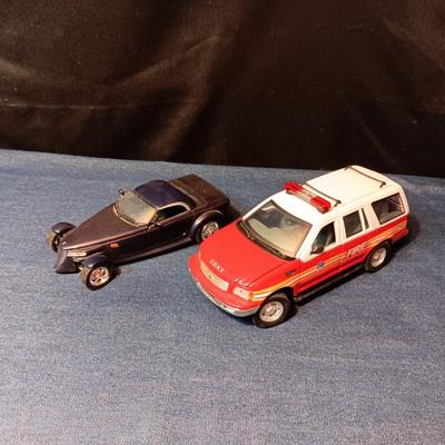 CHRYSLER HOWLER CONCEPT & 2000 FORD EXPEDITION XLT DIE-CAST MODEL CARS