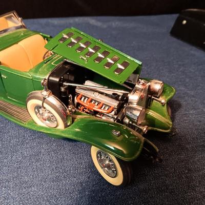 '32 CADILLAC V-16 & '35 CHEVROLET STANDARD SPORTS ROADSTER DIE-CAST MODELS