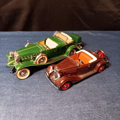 '32 CADILLAC V-16 & '35 CHEVROLET STANDARD SPORTS ROADSTER DIE-CAST MODELS