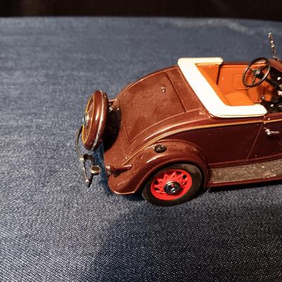 '32 CADILLAC V-16 & '35 CHEVROLET STANDARD SPORTS ROADSTER DIE-CAST MODELS