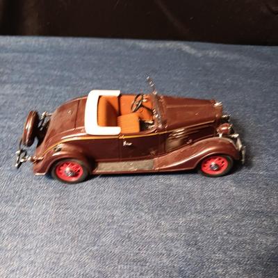 '32 CADILLAC V-16 & '35 CHEVROLET STANDARD SPORTS ROADSTER DIE-CAST MODELS