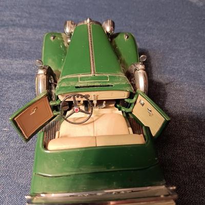 '32 CADILLAC V-16 & '35 CHEVROLET STANDARD SPORTS ROADSTER DIE-CAST MODELS