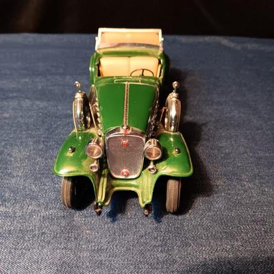 '32 CADILLAC V-16 & '35 CHEVROLET STANDARD SPORTS ROADSTER DIE-CAST MODELS