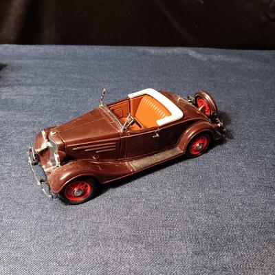 '32 CADILLAC V-16 & '35 CHEVROLET STANDARD SPORTS ROADSTER DIE-CAST MODELS