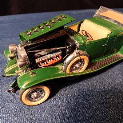 '32 CADILLAC V-16 & '35 CHEVROLET STANDARD SPORTS ROADSTER DIE-CAST MODELS
