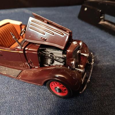 '32 CADILLAC V-16 & '35 CHEVROLET STANDARD SPORTS ROADSTER DIE-CAST MODELS