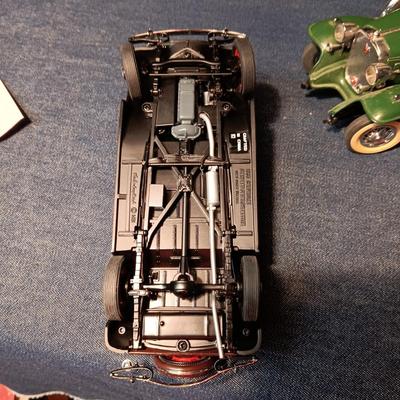'32 CADILLAC V-16 & '35 CHEVROLET STANDARD SPORTS ROADSTER DIE-CAST MODELS